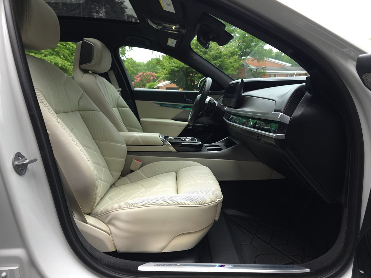 Used 2023 BMW 760i xDrive w/ Parking Assistance Package AWD/4WD image 31
