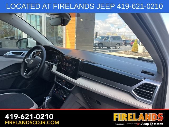 Used 2025 Volkswagen Taos SE image 13