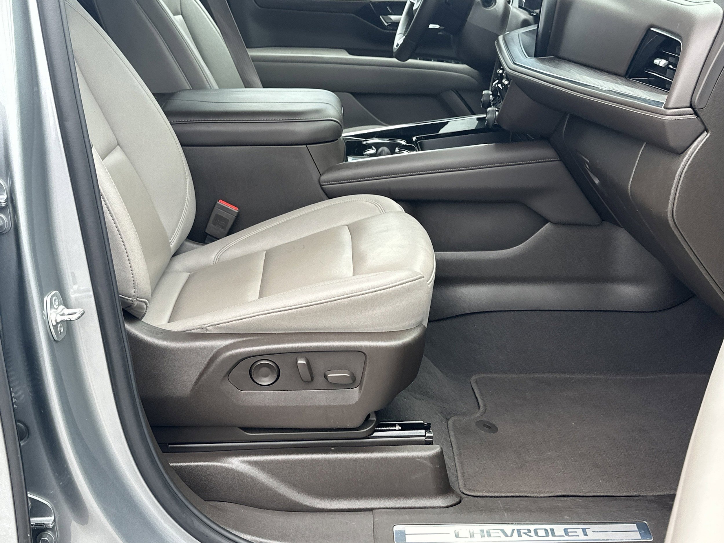 Used 2025 Chevrolet Tahoe LT RWD image 13