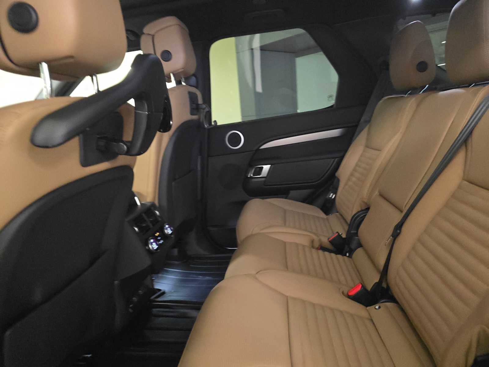 New 2025 Land Rover Discovery Dynamic SE image 16