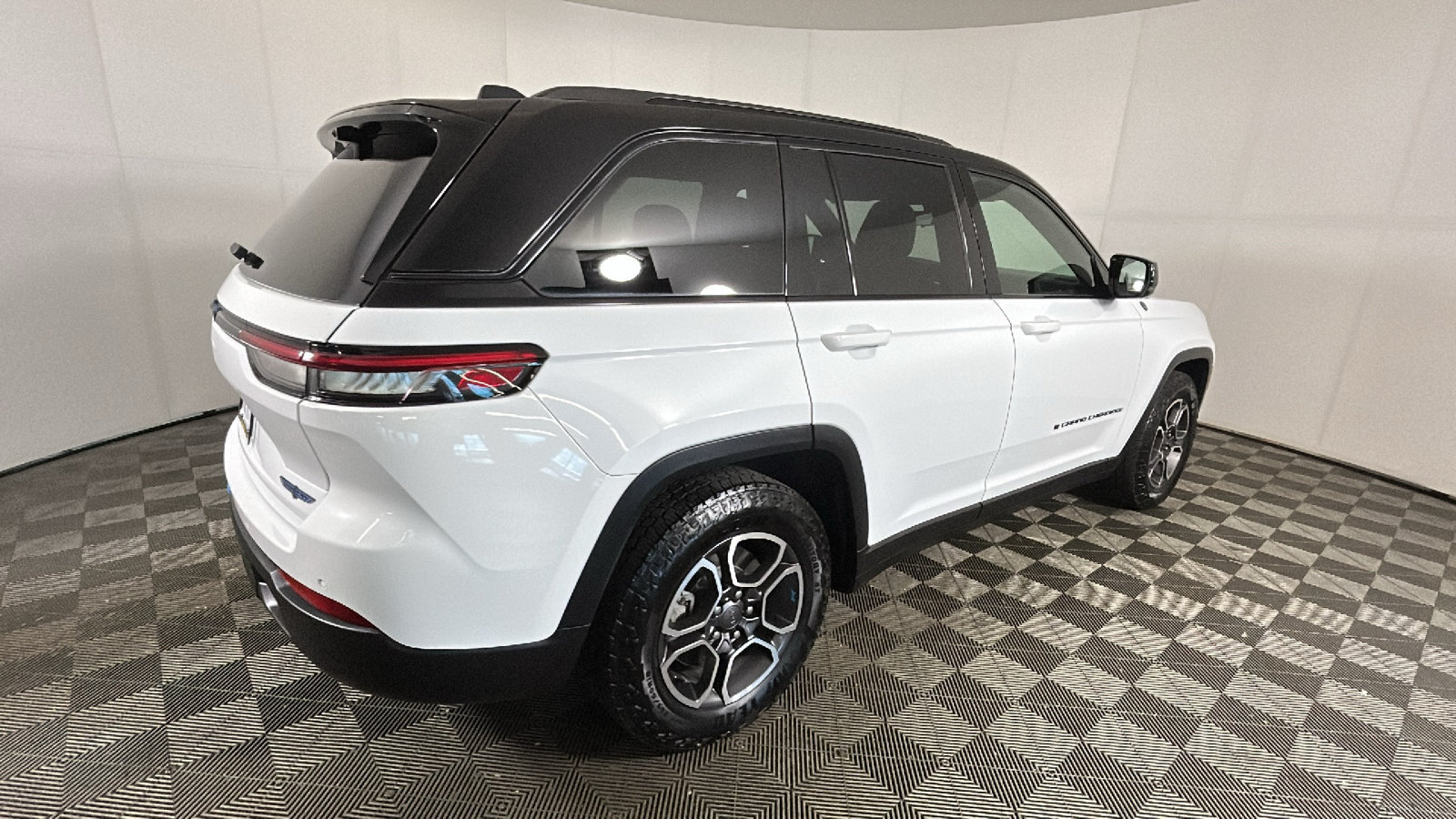 Used 2023 Jeep Grand Cherokee Trailhawk w/ Advanced Protech Group II AWD/4WD image 3