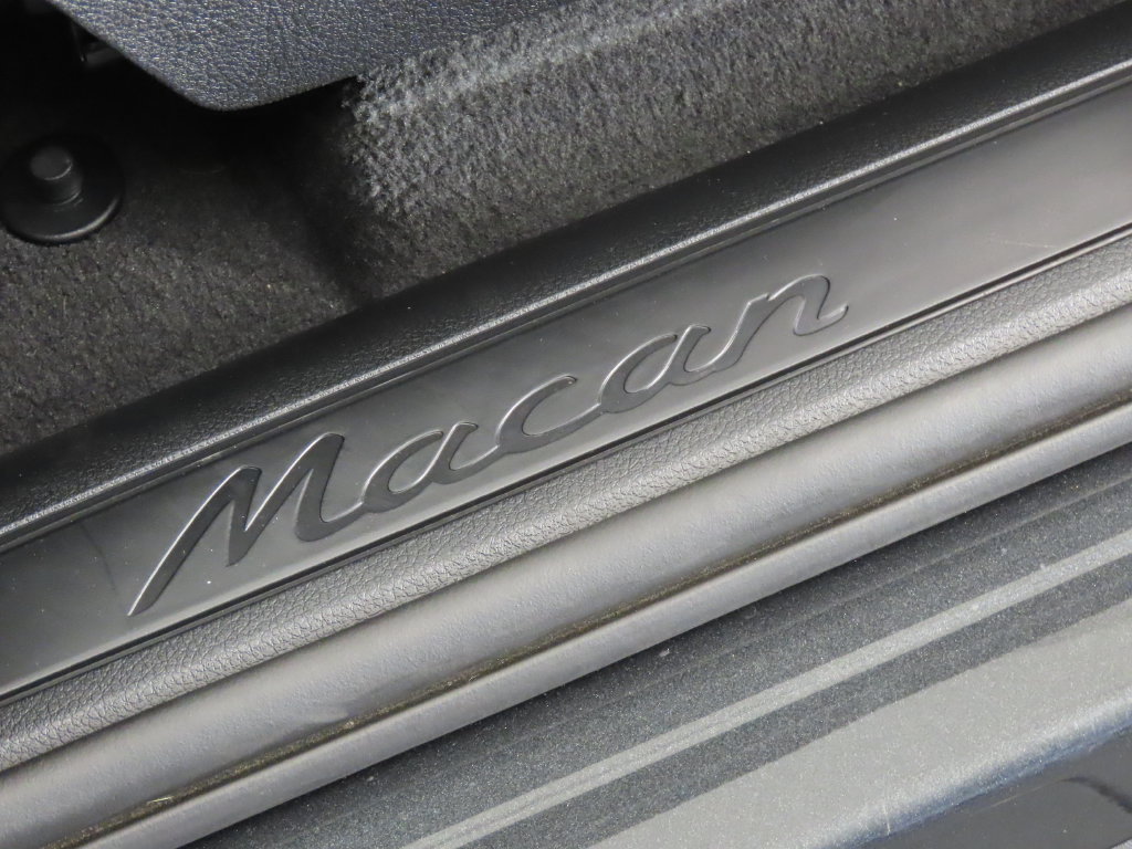 Certified 2025 Porsche Macan AWD/4WD image 42
