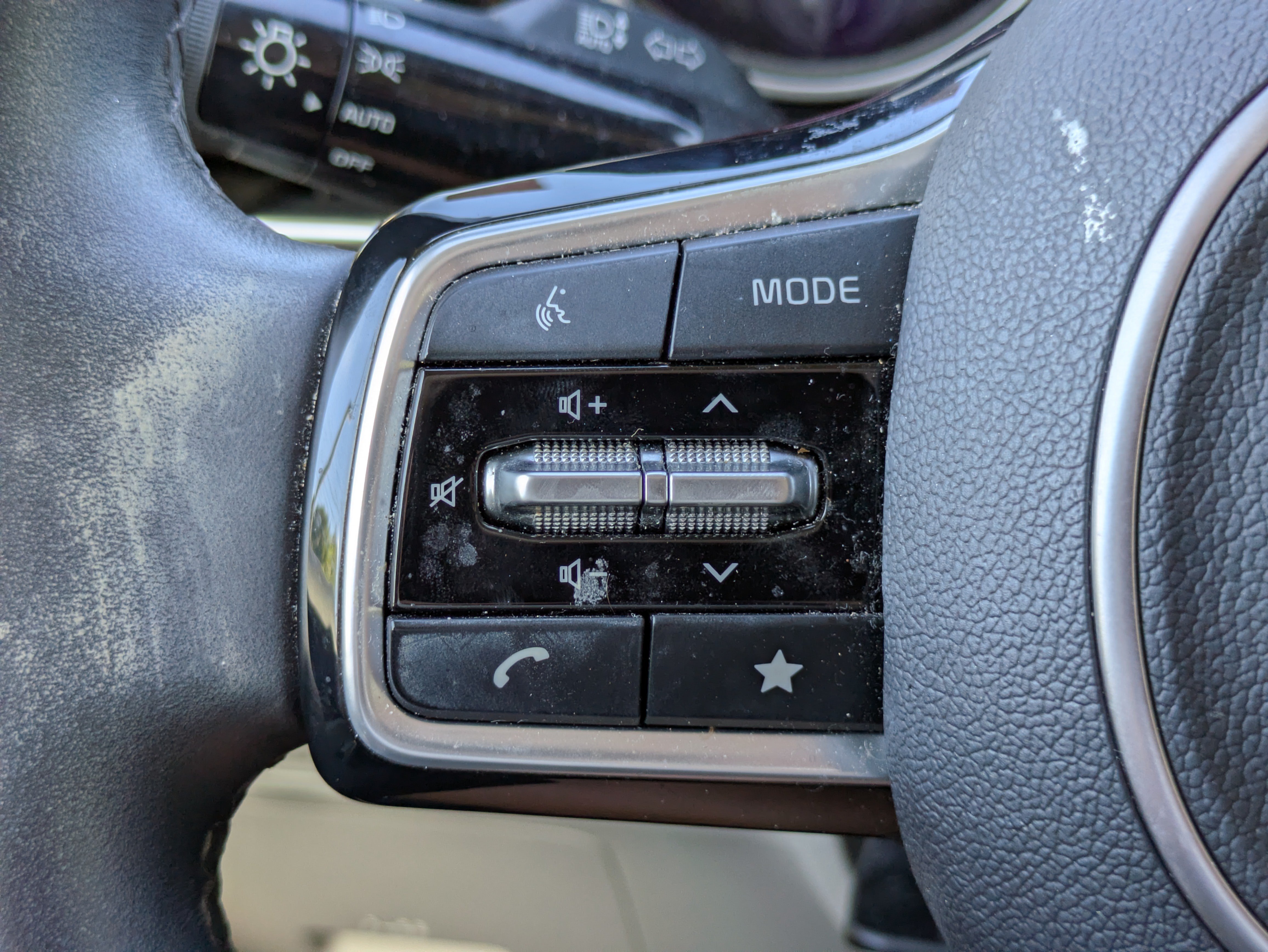 Used 2024 Kia Carnival EX FWD image 24
