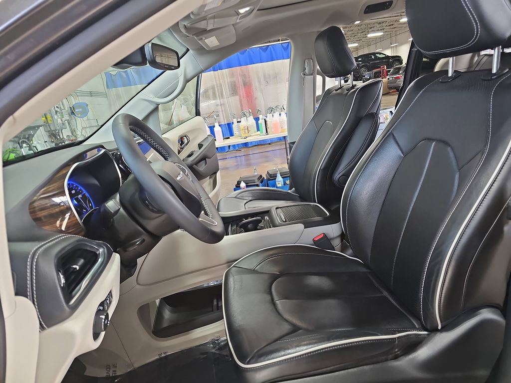 Used 2023 Chrysler Pacifica Limited w/ Uconnect Theater Family Group image 18