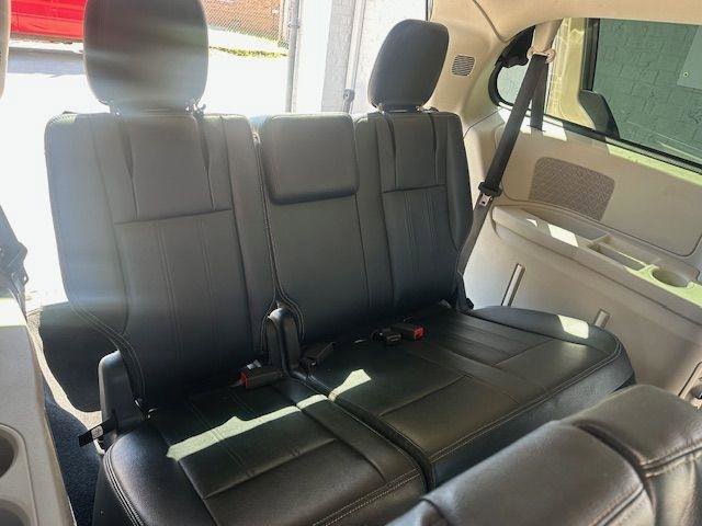 Used 2013 Chrysler Town & Country Touring image 13