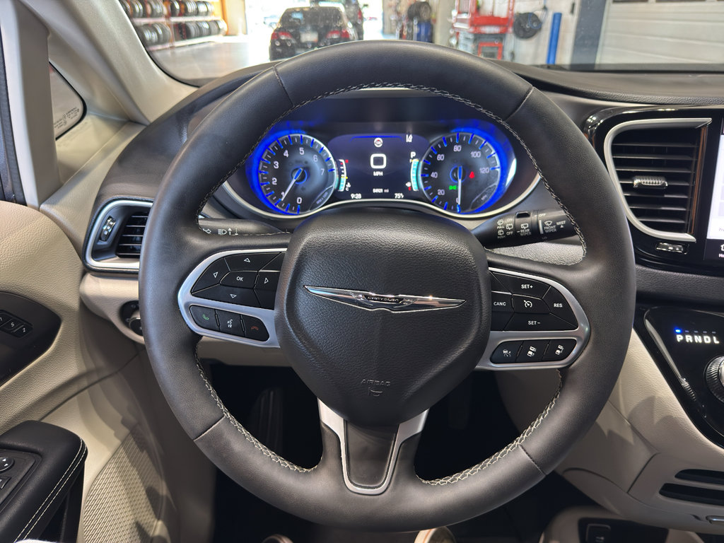 Used 2023 Chrysler Pacifica Touring-L FWD image 24