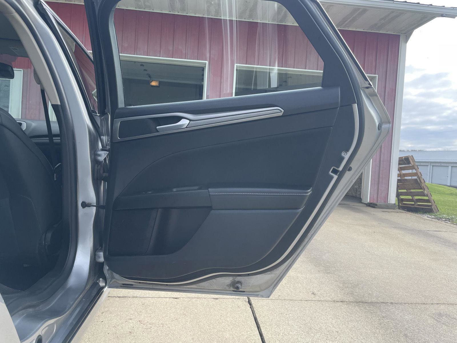 Used 2020 Ford Fusion SE image 29