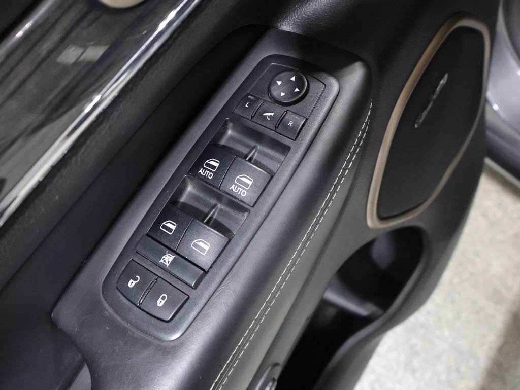 Used 2017 Jeep Grand Cherokee Overland w/ Jeep Active Safety Group AWD/4WD image 15