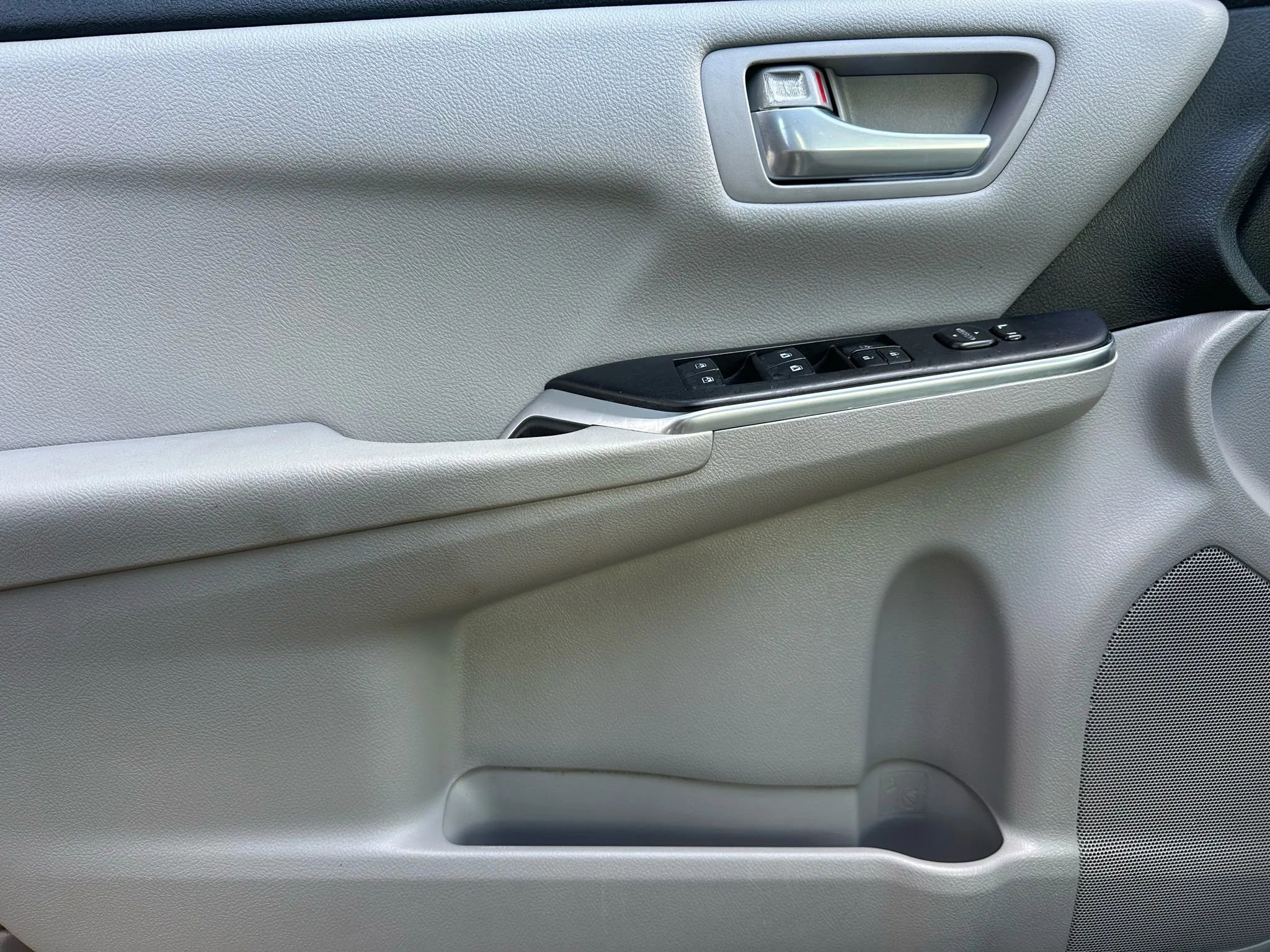 Used 2016 Toyota Camry LE FWD image 5