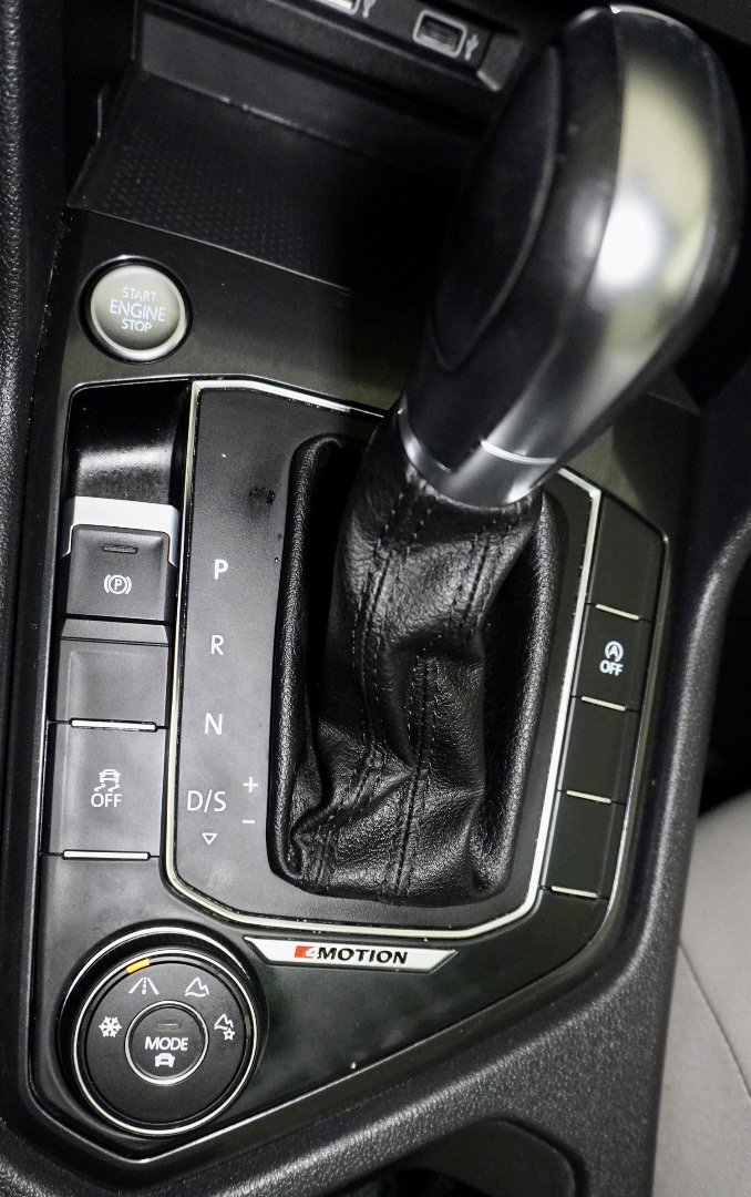 Used 2018 Volkswagen Tiguan SEL image 25