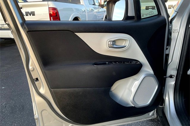 Used 2019 Jeep Renegade Latitude w/ Popular Equipment Group image 18