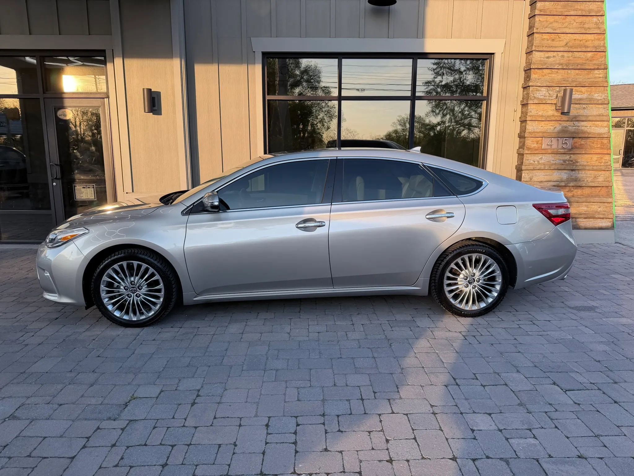 Used 2017 Toyota Avalon Limited FWD image 3