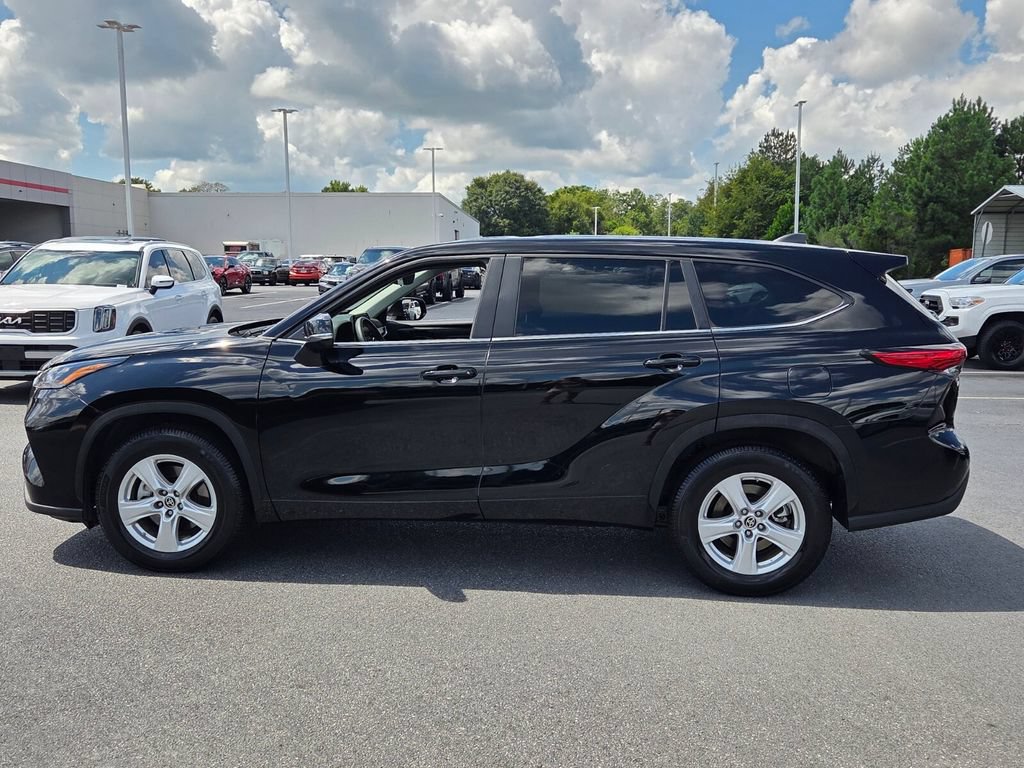 Used 2023 Toyota Highlander L FWD image 4