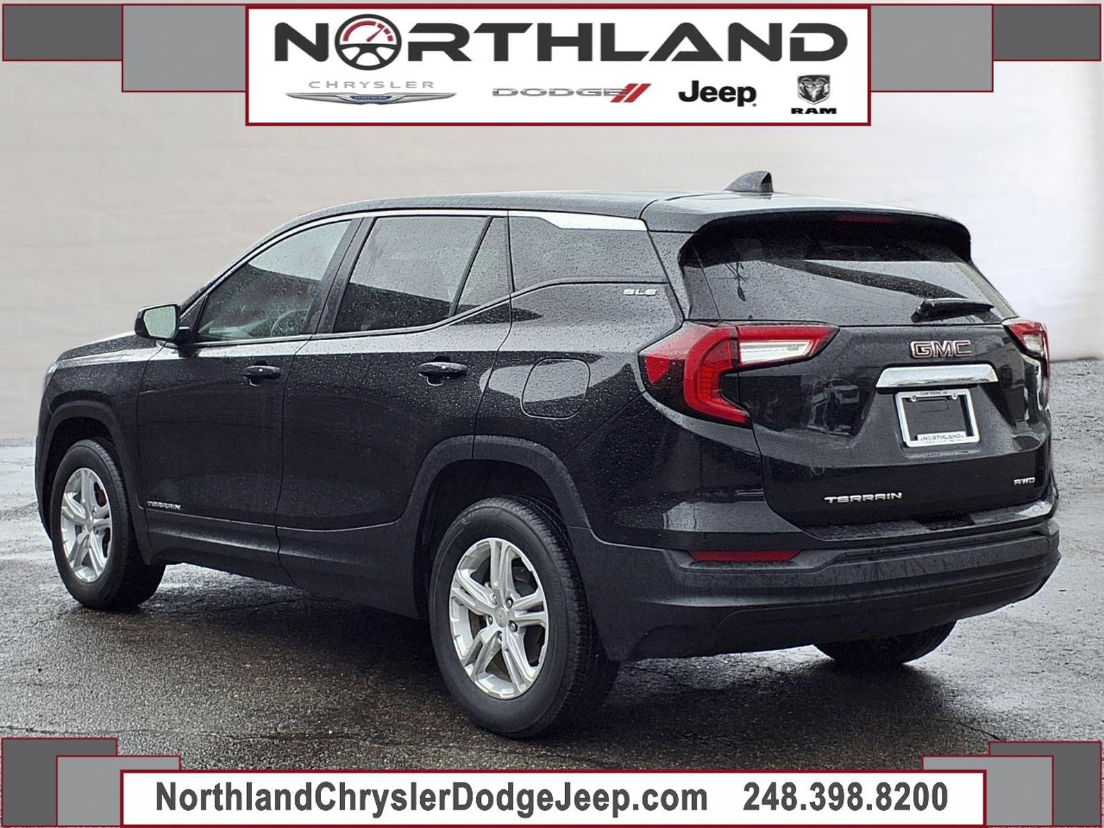 Used 2024 GMC Terrain SLE image 2