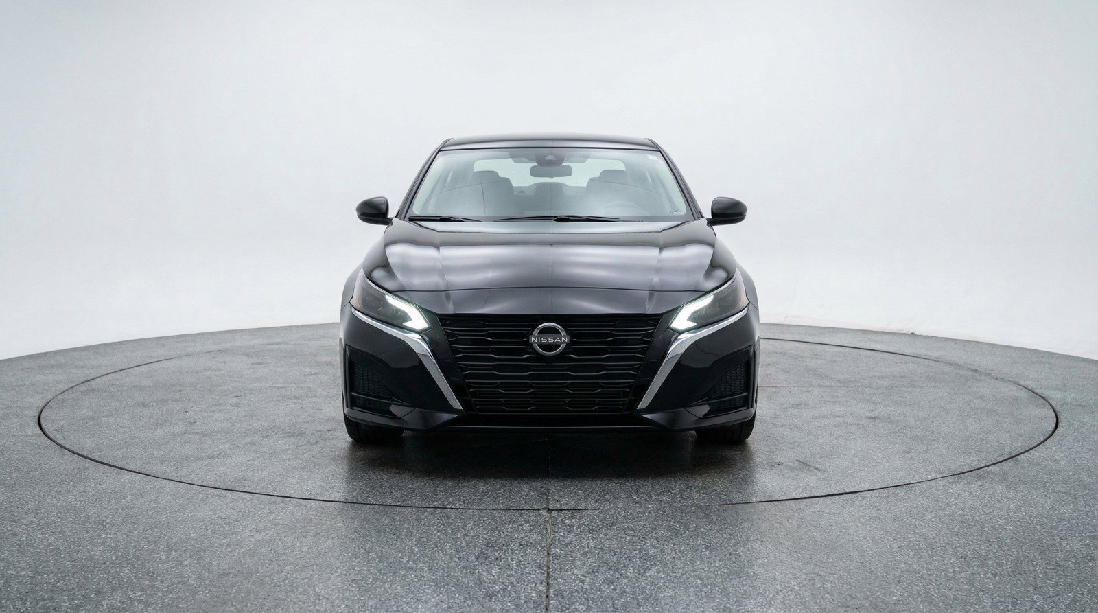 Used 2025 Nissan Altima 2.5 SV FWD image 2