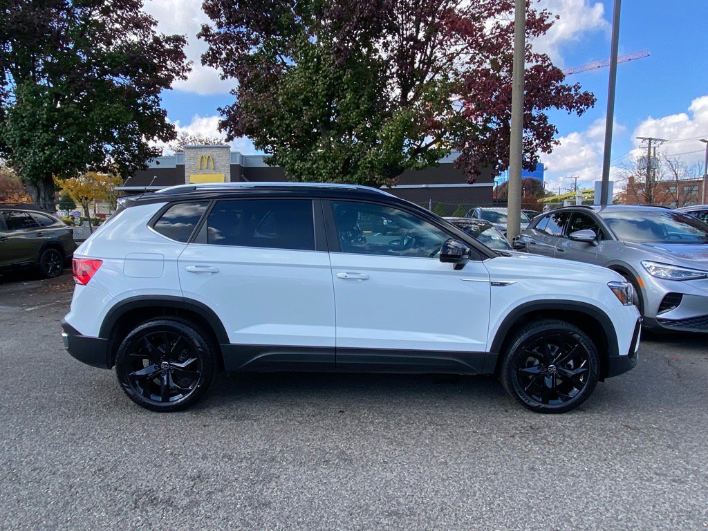 Certified 2023 Volkswagen Taos SE w/ Panoramic Sunroof Package image 2