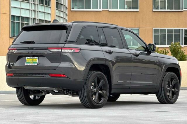 New 2025 Jeep Grand Cherokee Altitude AWD/4WD image 4