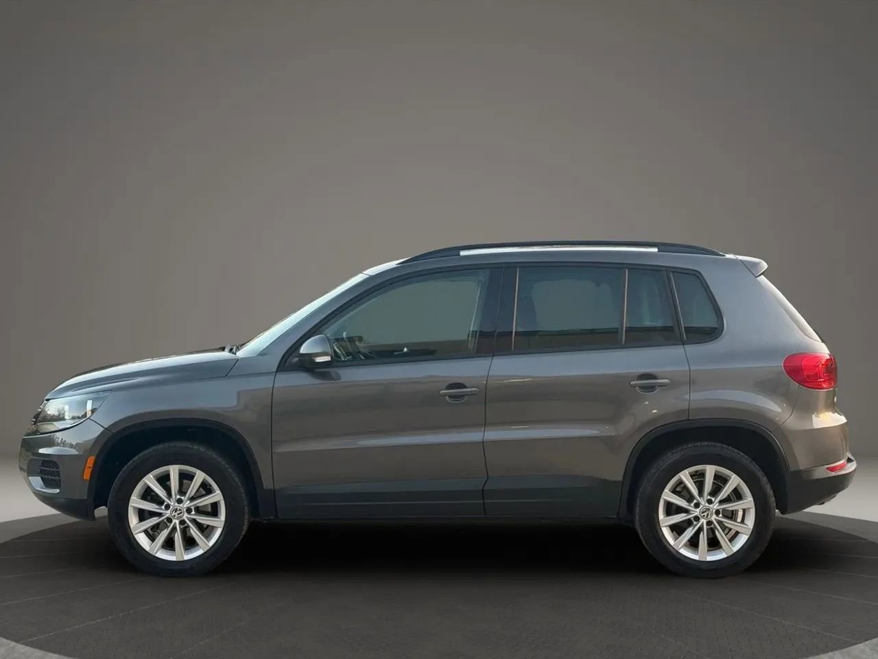 Used 2015 Volkswagen Tiguan SE image 6