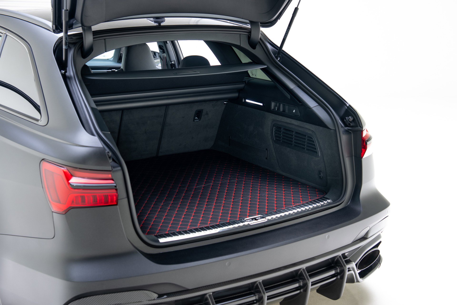 Used 2025 Audi RS 6 performance image 46