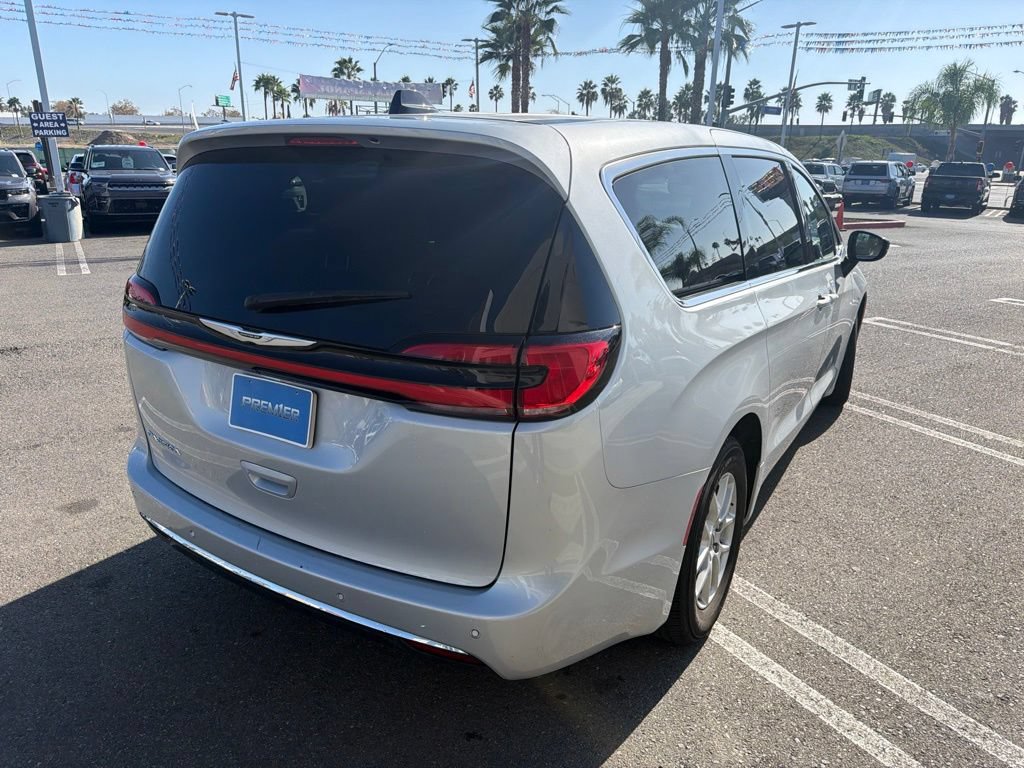 Used 2024 Chrysler Pacifica Touring-L FWD image 5