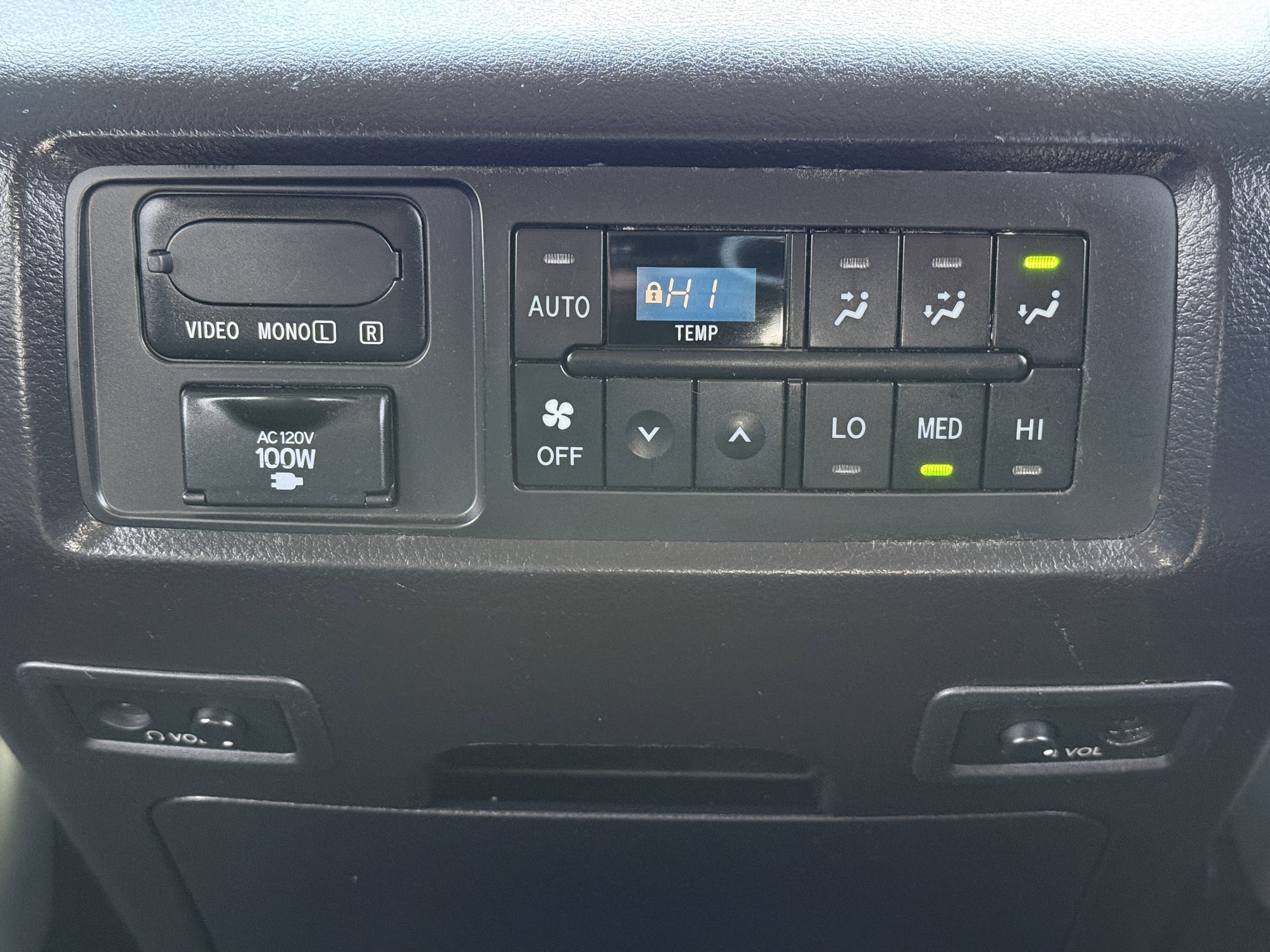 Used 2019 Toyota Sequoia Platinum w/ Four Season Floor Mat Package image 39