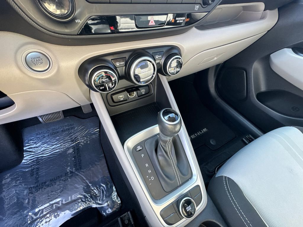 Used 2024 Hyundai Venue SEL image 31