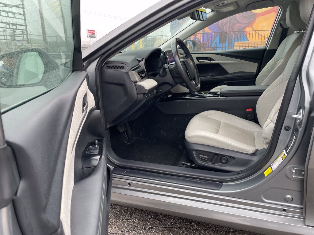 Used 2025 Toyota Camry XLE AWD/4WD image 14