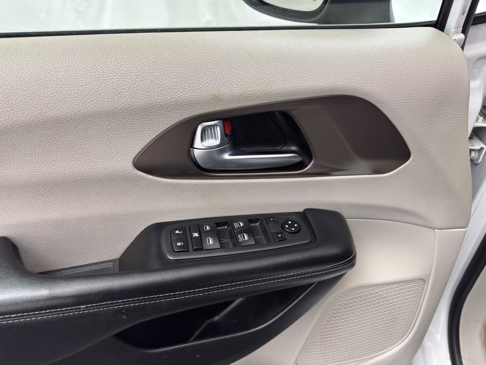 Used 2021 Chrysler Voyager Lxi image 13