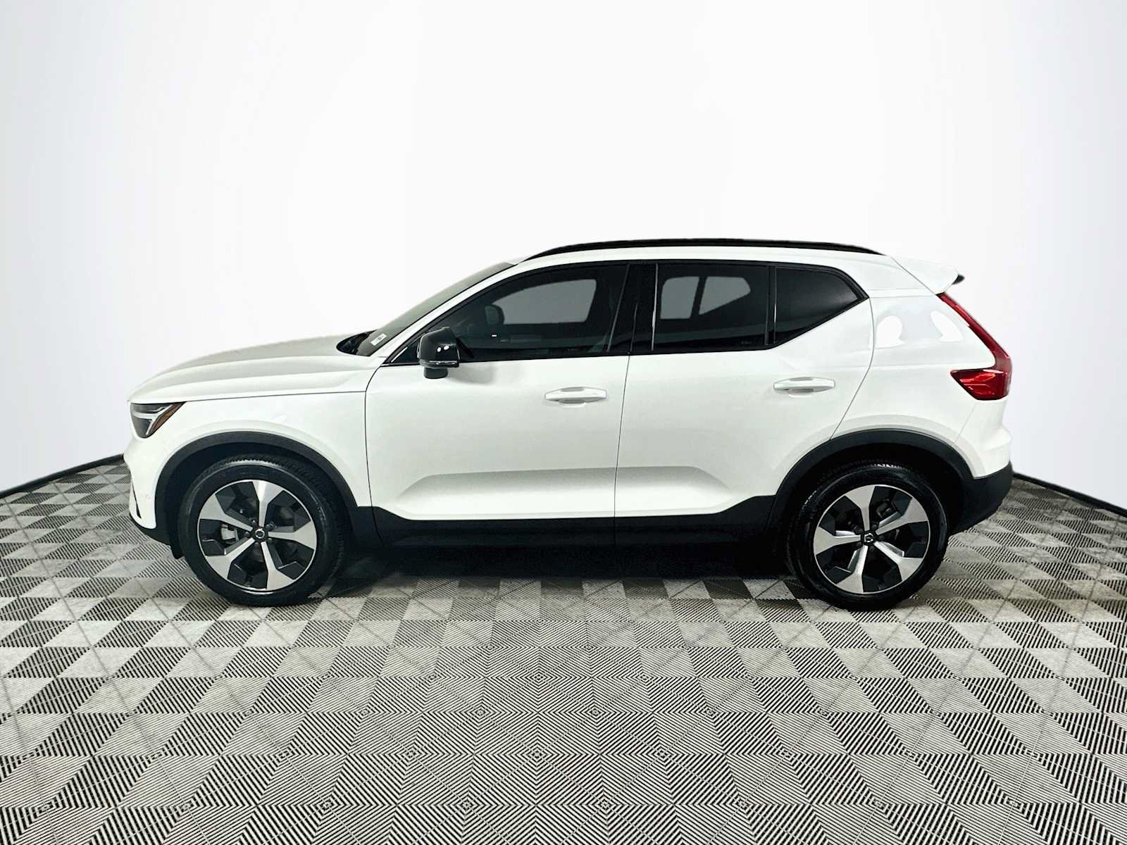 Used 2026 Volvo XC40 B5 Plus w/ Protection Package Premier AWD/4WD image 4