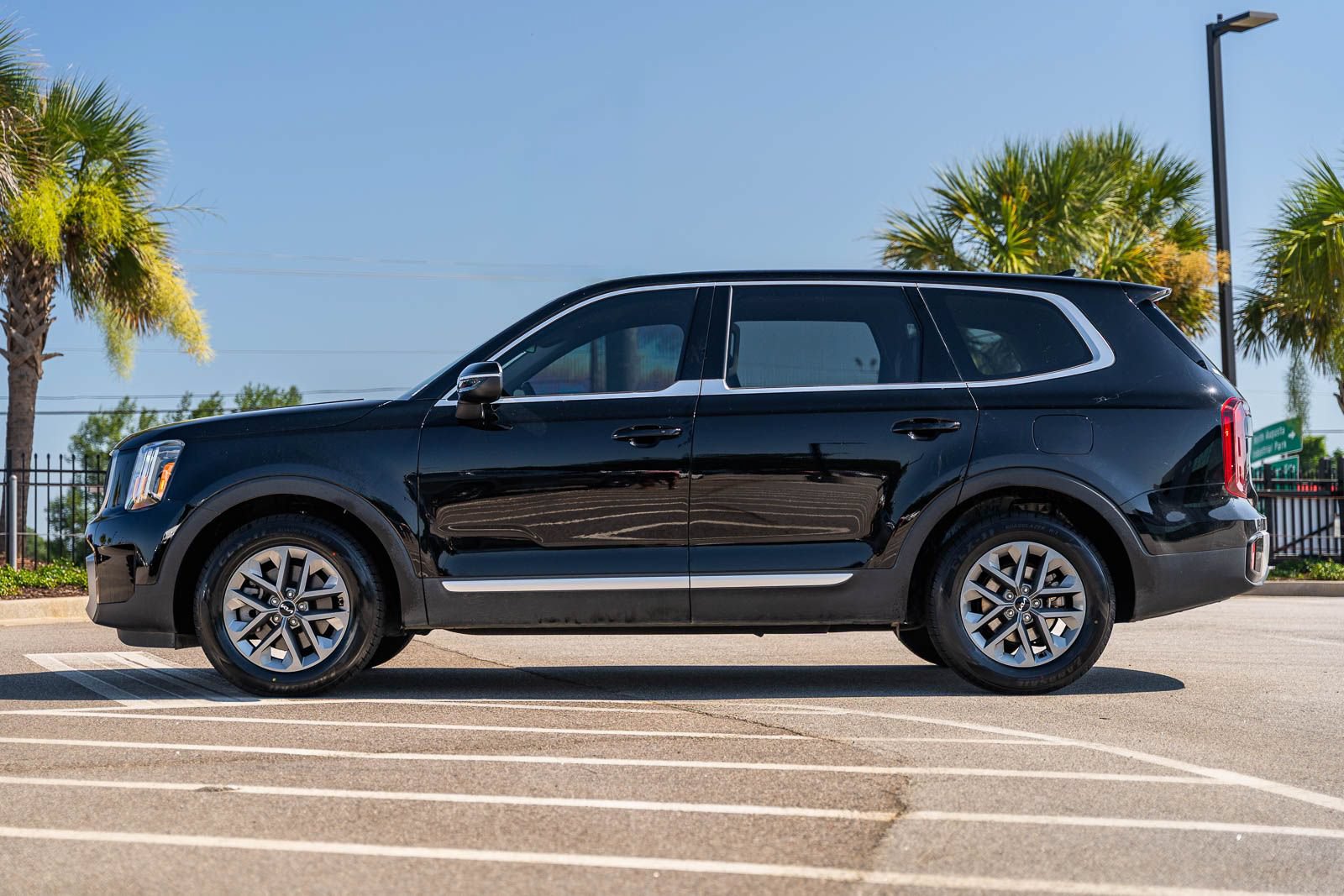 Used 2024 Kia Telluride LX FWD image 3