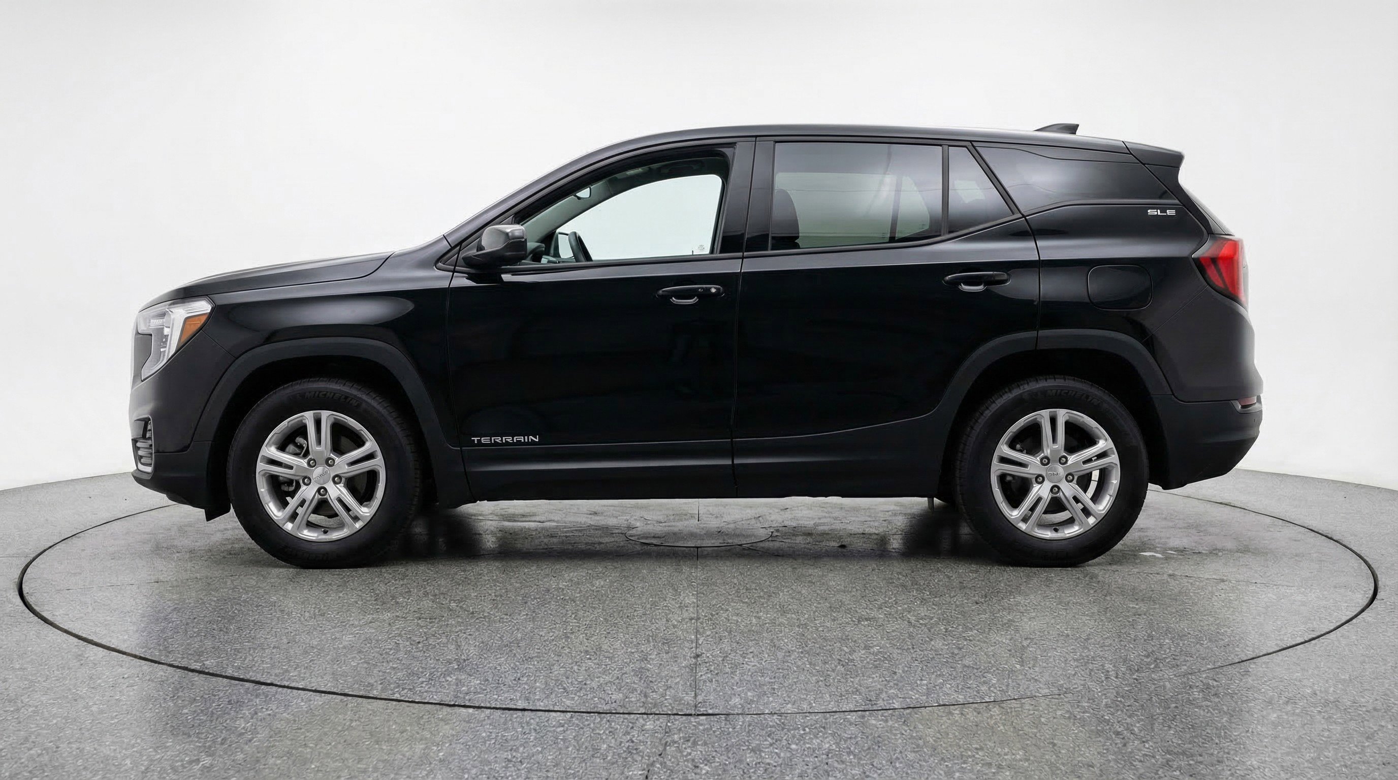 Used 2024 GMC Terrain SLE FWD image 5