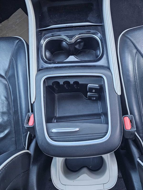 Used 2023 Chrysler Pacifica Limited w/ Uconnect Theater Family Group image 15