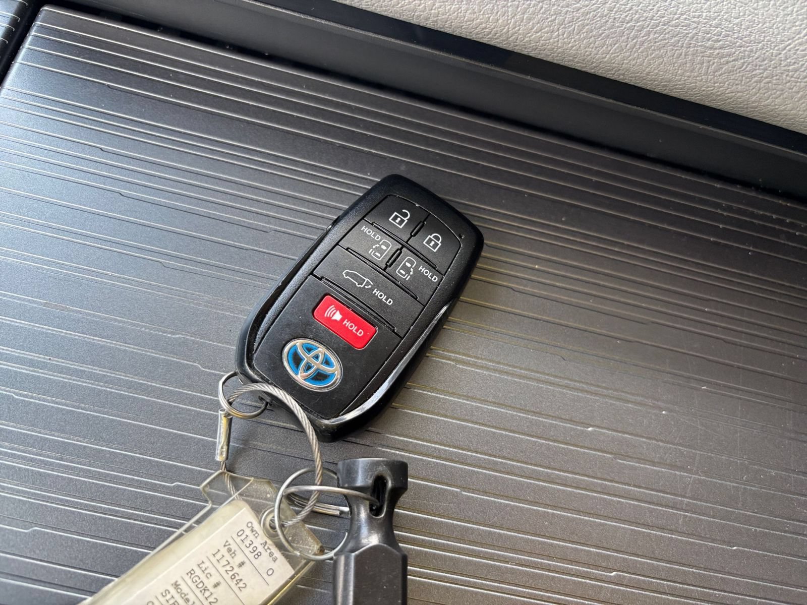 Used 2025 Toyota Sienna XLE FWD image 20