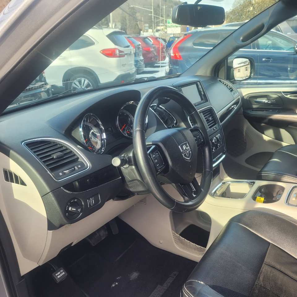 Used 2017 Dodge Grand Caravan SXT image 13