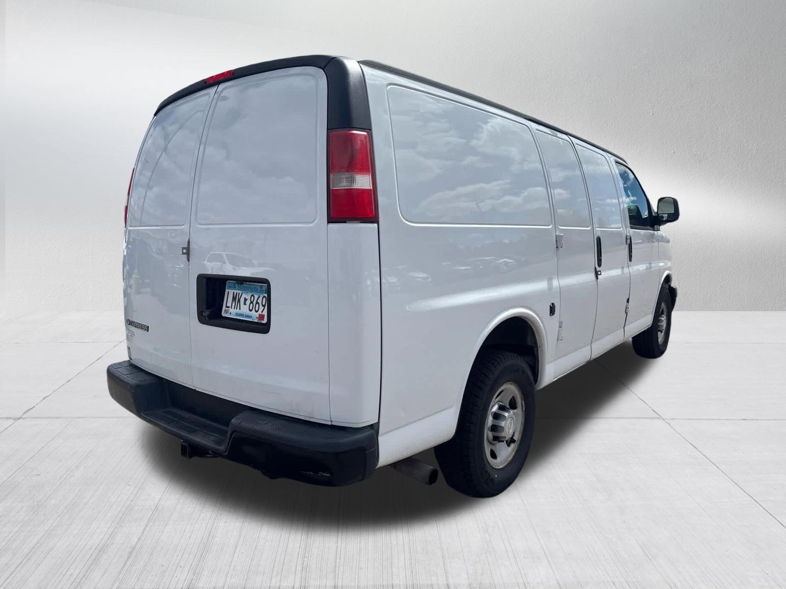 Used 2017 Chevrolet Express 2500 RWD image 2