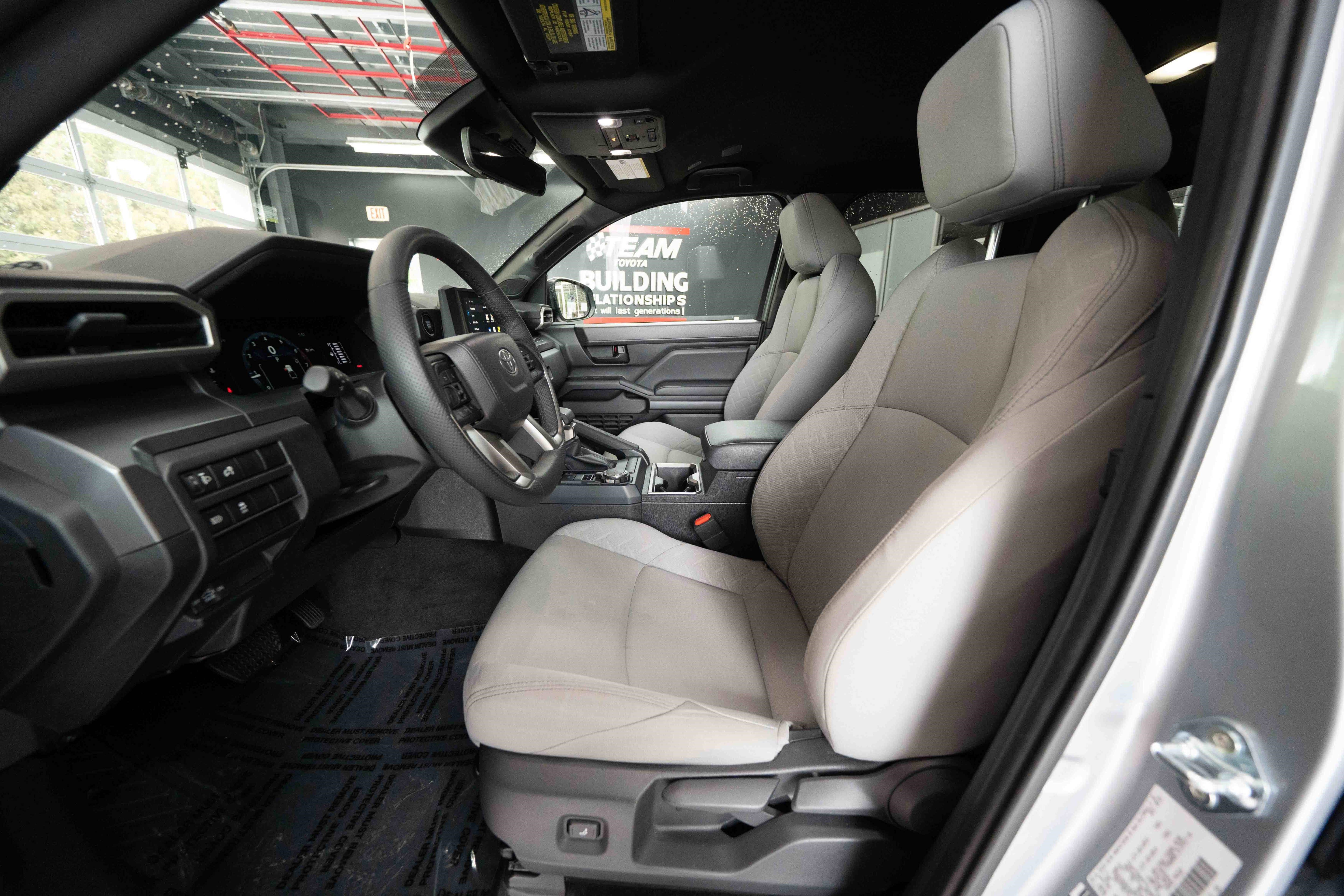Used 2025 Toyota Tacoma SR5 AWD/4WD image 9