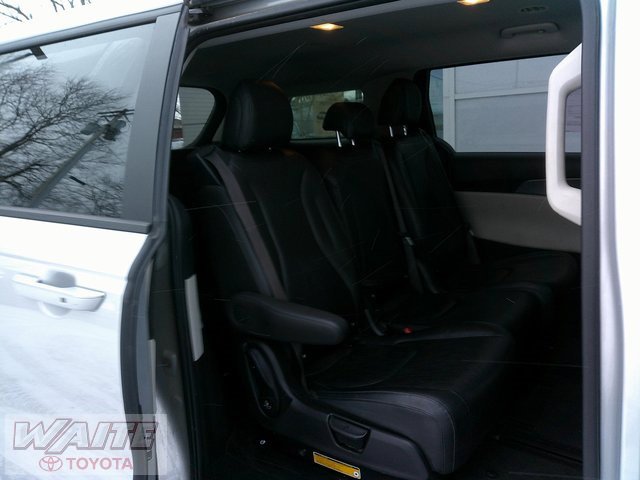 Used 2023 Kia Carnival LX image 23