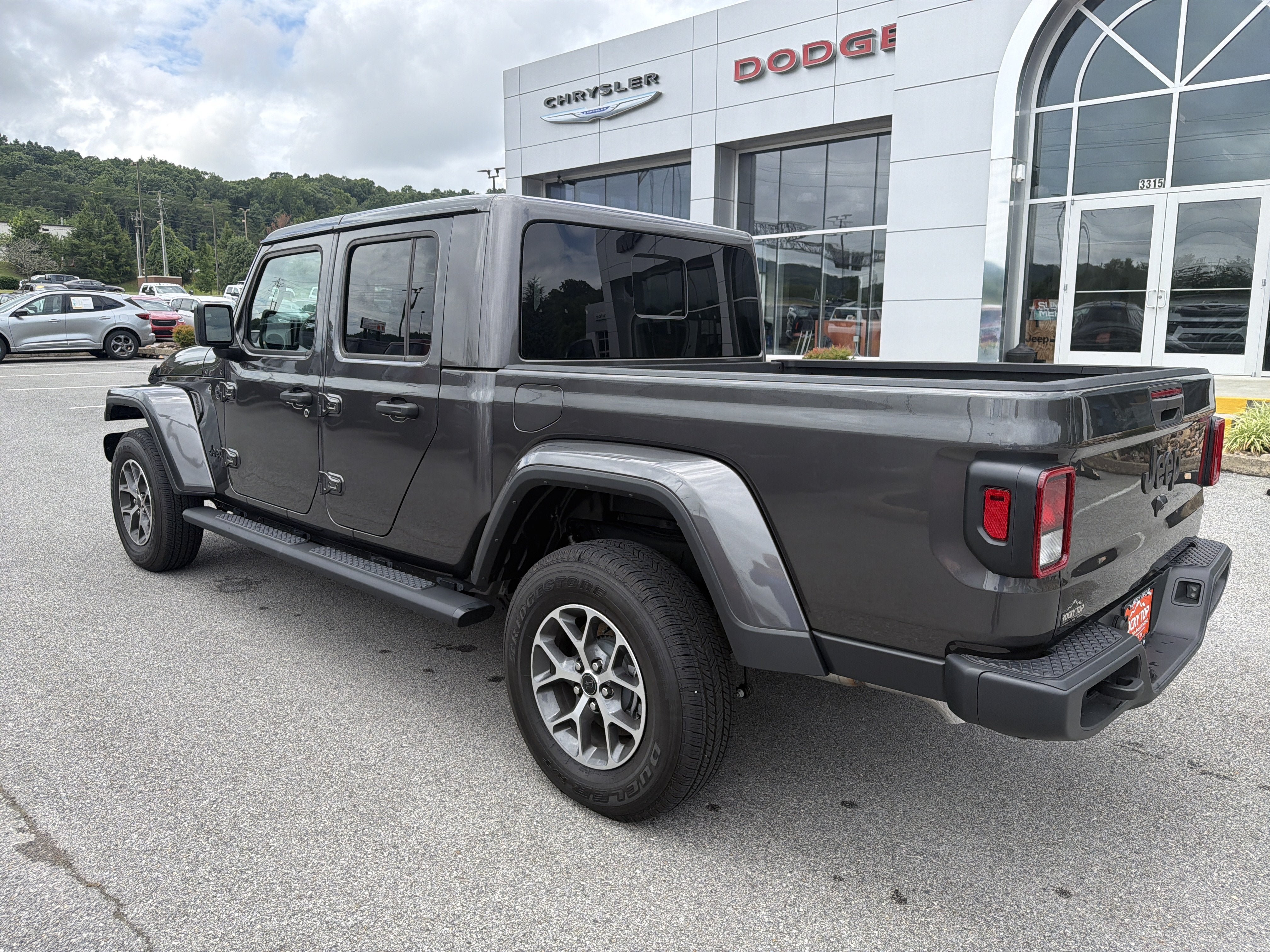 Used 2025 Jeep Gladiator Sport AWD/4WD image 10