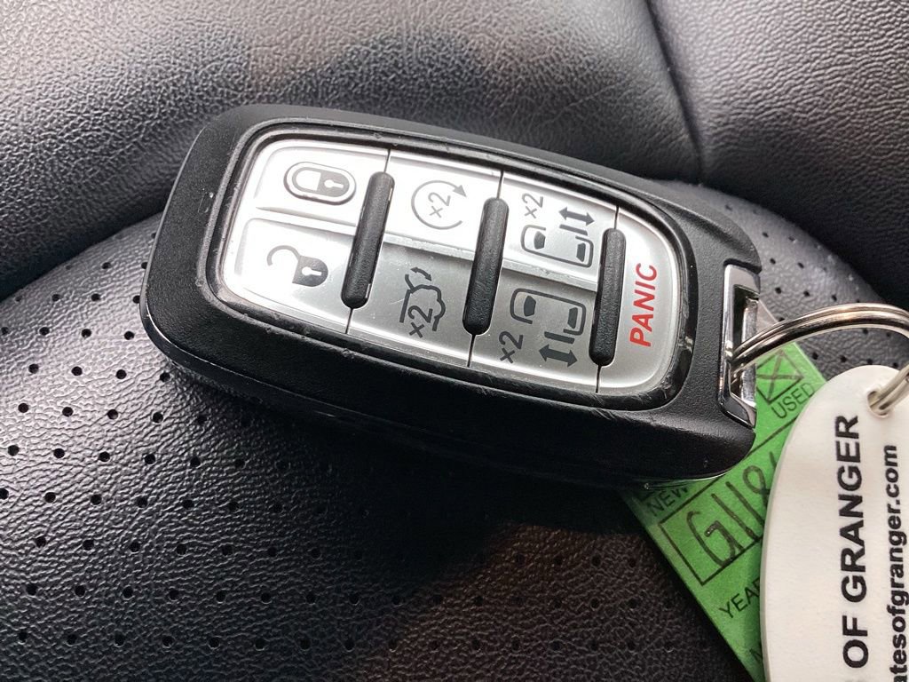 Used 2024 Chrysler Pacifica Touring-L image 37