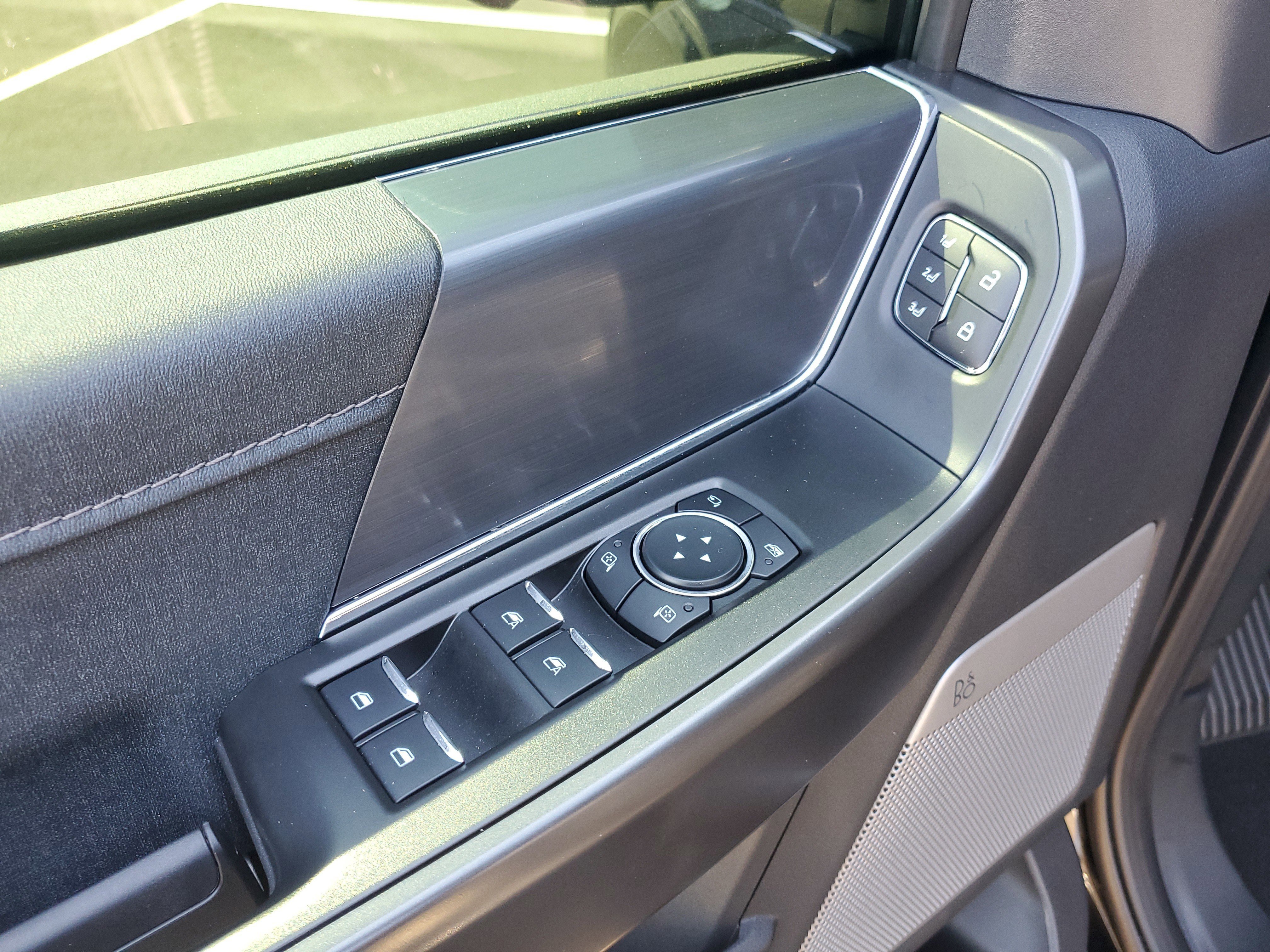 Used 2025 Ford F150 Lariat w/ Equipment Group 501A Mid image 9
