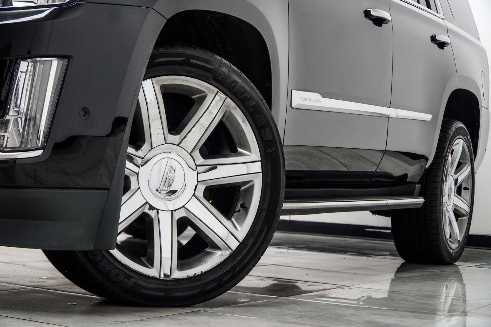 Used 2020 Cadillac Escalade Luxury RWD image 2
