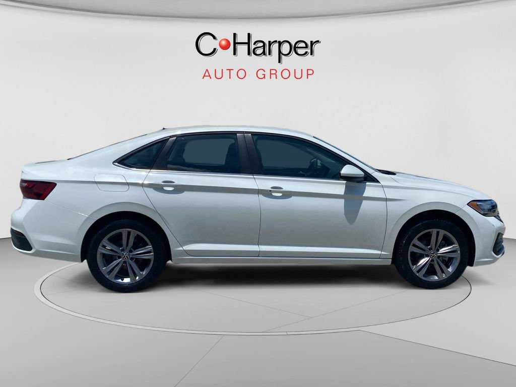 Used 2023 Volkswagen Jetta SE FWD image 2