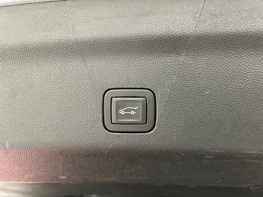 Used 2025 GMC Yukon XL Denali RWD image 47