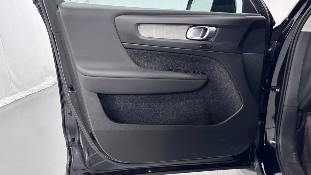 Certified 2025 Volvo XC40 B5 Plus AWD/4WD image 16