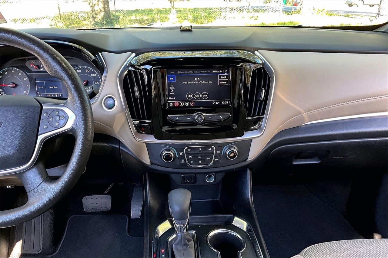 Used 2023 Chevrolet Traverse LS image 9
