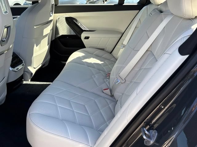 New 2026 BMW 750e xDrive AWD/4WD image 25