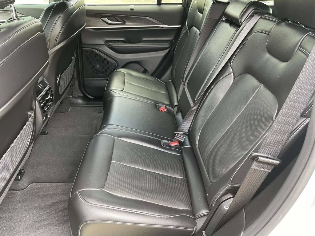 Used 2025 Jeep Grand Cherokee Limited w/ Luxury Tech Group II AWD/4WD image 12