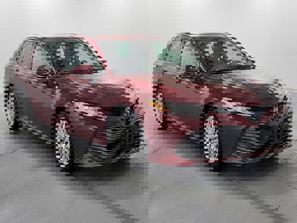 Used 2020 Toyota Camry XLE image 2