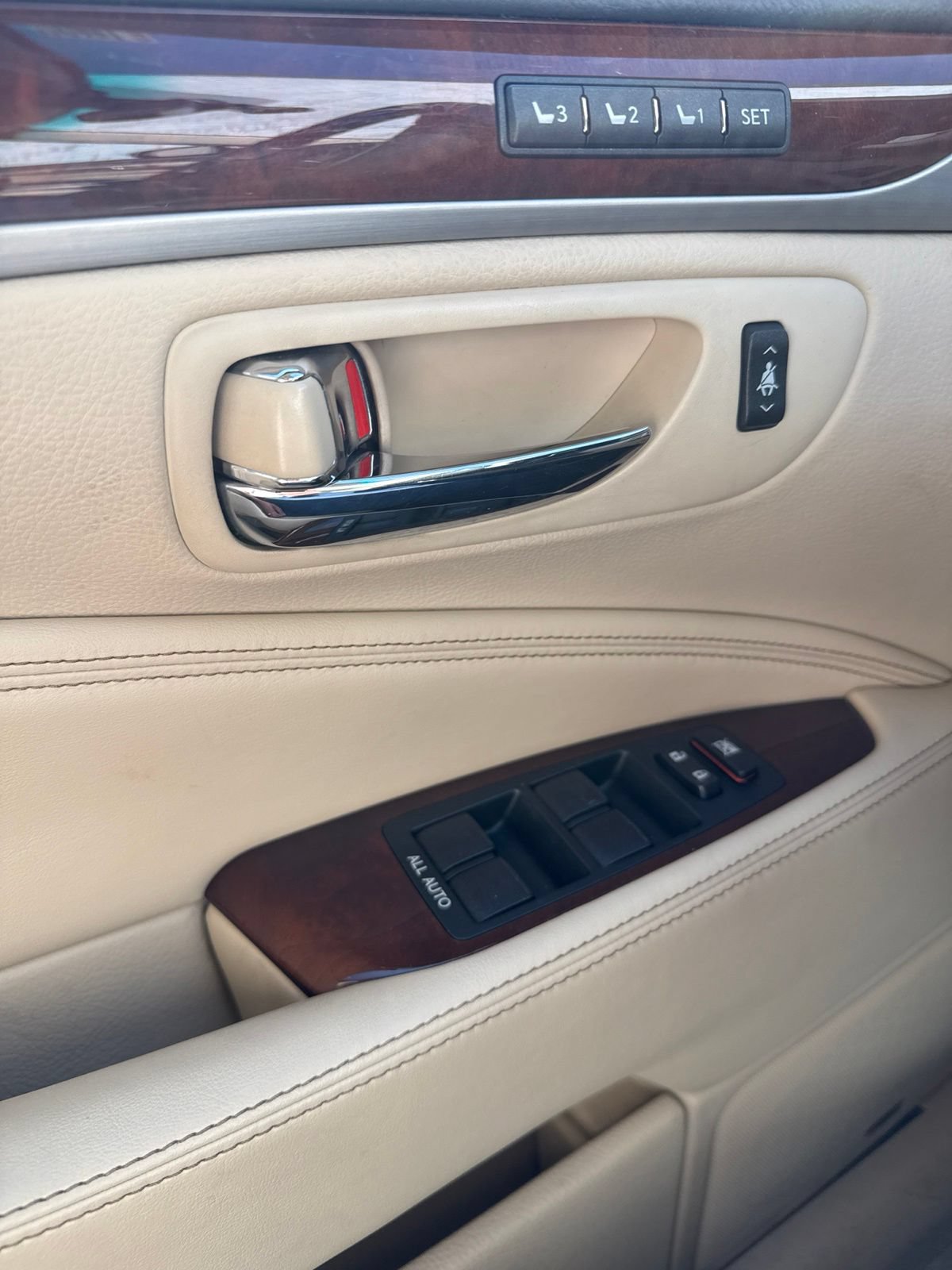 Used 2016 Lexus LS 460 L RWD image 3