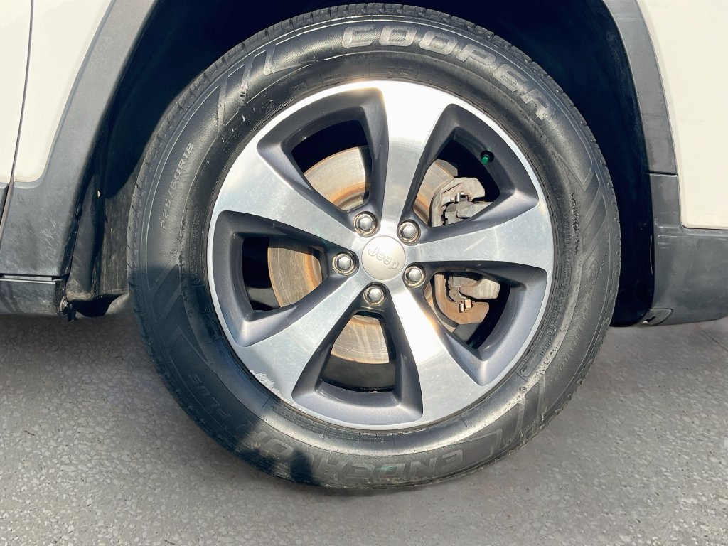 Used 2019 Jeep Cherokee Limited AWD/4WD image 30